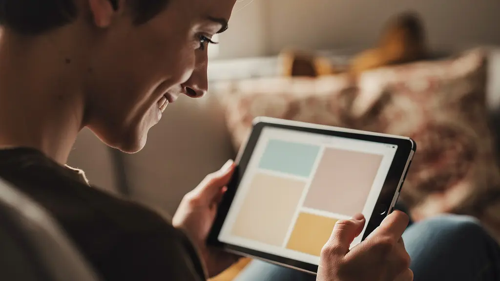 Visuelle Darstellung einer Person, die entspannt auf einem Tablet liest, was optimale Textgestaltung symbolisiert